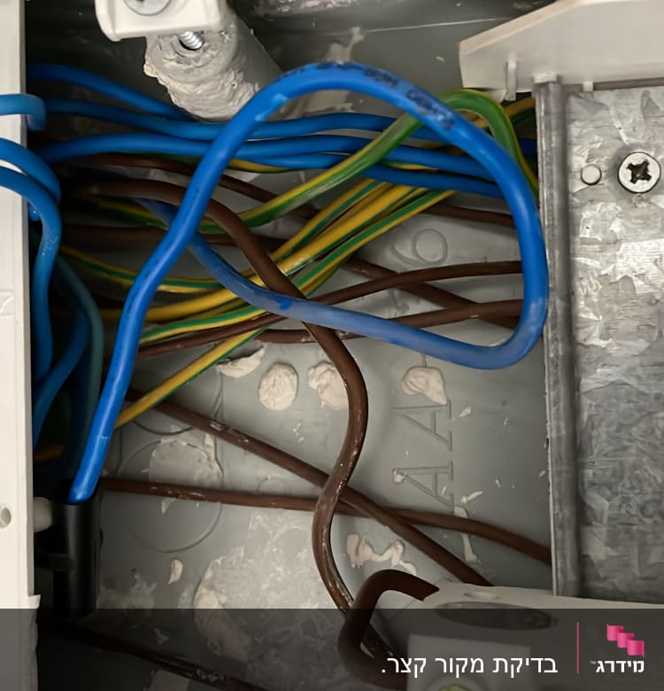 חוטי חשמל צבעוניים בלוח חשמל עם ברגים
